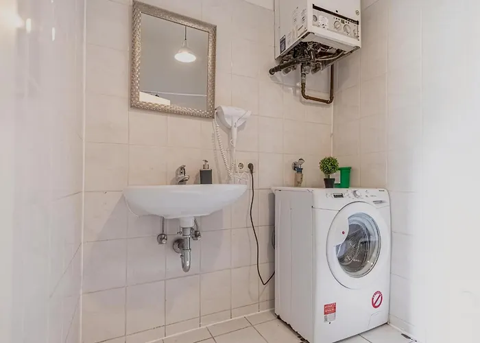 Modern Three Bedroom Close To Stadthalle *