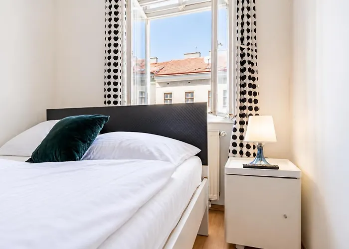 Modern Three Bedroom Close To Stadthalle *