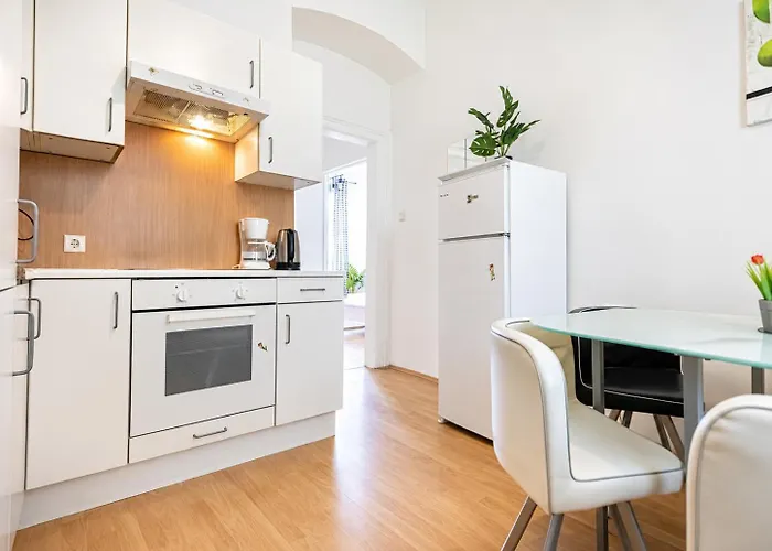 Modern Three Bedroom Close To Stadthalle Apartamento